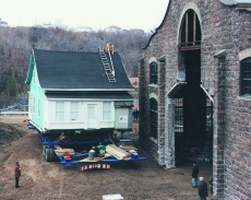 Une des étapes du déménagement de la maison de Villeneuve en novembre 1994.