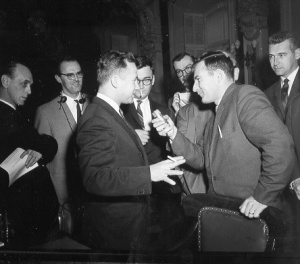 Point de presse du premier ministre du Nouveau-Brunswick Louis J. Robichaud lors de la 1e Conférence annuelle des premiers ministres des provinces en 1960 