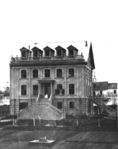 Le nouveau couvent des soeurs de Sainte-Anne de Victoria pendant sa construction en 1871