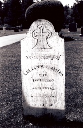 Stèle en bois dédiée à la mémoire de Lelian A L Amiro [Amirault], morte en 1897 à l’âge de 22 ans et 2 mois. Photo D. Trask © S. Ross