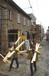 Clarence Gagnon et Pierre Walsh devant la maison Labrière, dans le Petit-Champlain, vers 1983-1984