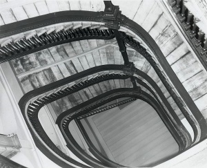 Escalier intérieur du Petit Séminaire de Québec, vers 1965