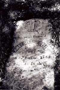 Première pierre tombale à Sainte-Anne-du-Ruisseau en 1854. Photo D. Trask © S. Ross