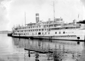 Le bateau «Saguenay» de la Canada Steamship Lines amarré au port de Chicoutimi, 1928