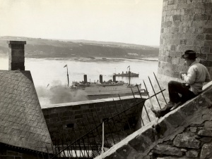 Vue d'un navire sur le Saint-Laurent prise en plongée du bastion du Roi à Québec, vers 1960