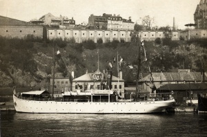 Bateau de plaisance devant Québec vers 1930