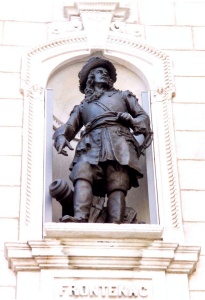 Statue de Frontenac devant l'Assemblée nationale de Québec