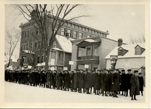 School children protesting against Regulation 17 in front of Brébeuf school, Anglesea square in the Ottawa Lower Town district at the end of January or the beginning of February 1916. 