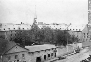 « Couvent des Soeurs Grises, rue d'Youville, Montréal, QC, 1867 », Musée McCord, collection Notman, I-26333.1