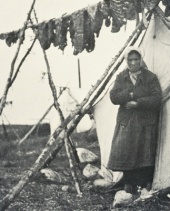 Séchage de la viande de caribou, une ressource alimentaire essentielle. © SEPAQ/Archives du parc national de la Gaspésie.